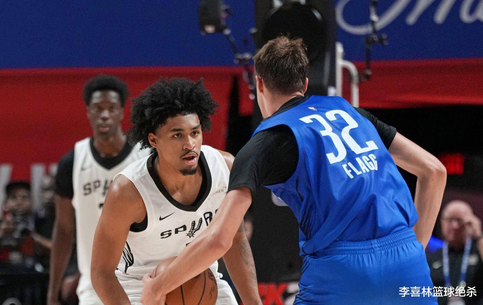 浓眉哥在勇士比赛中高光表现，精彩发挥引发热议！