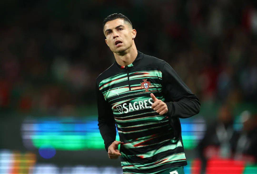 C罗在湖人比赛中大比分获胜，表现优异引发热议！